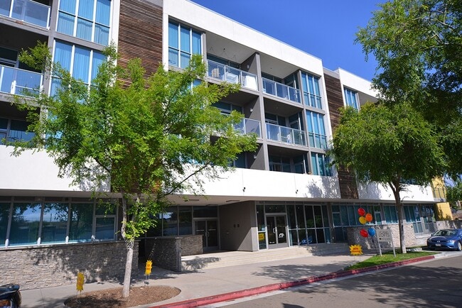 Entrada principal a 12th Street Lofts en National City, California. - 12th Street Lofts