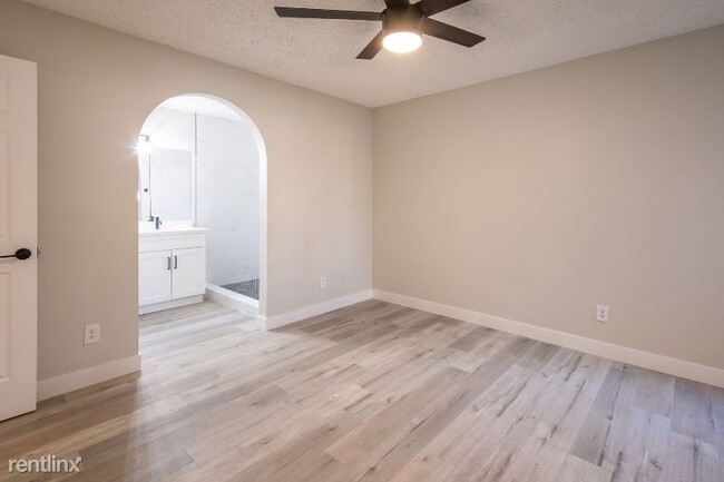 Foto del edificio - 3 br, 2 bath Condo - 2200 N Fort Apache Rd