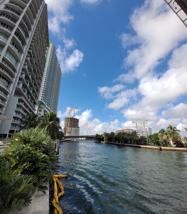 Foto del edificio - 690 SW 1st Ct