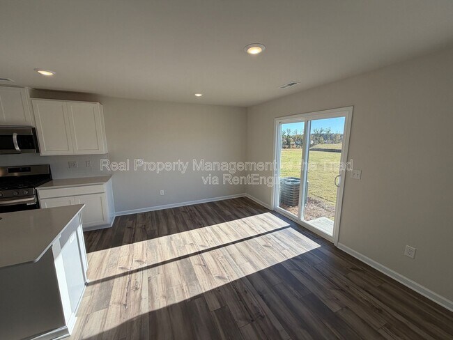 Foto del edificio - 329 Kingscote Wy