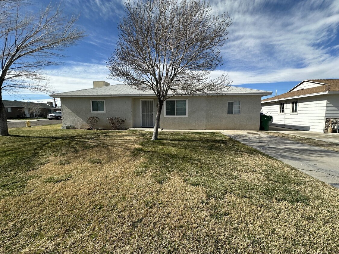 225 N Warner St Unit A, Ridgecrest, CA 93555 Room for Rent in