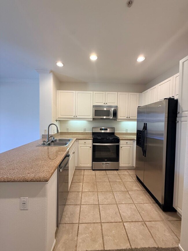 Building Photo - Luxury Living at Watermarke | Huge 1BR + Den | 2 Parking Spots