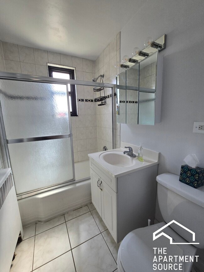 Foto del edificio - 7324 N Ridge Blvd