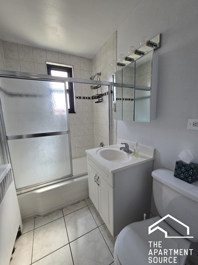 Foto del edificio - 7324 N Ridge Blvd