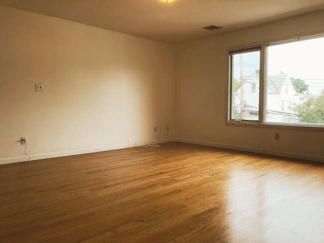 Living Room - 97 Hyatt Pl