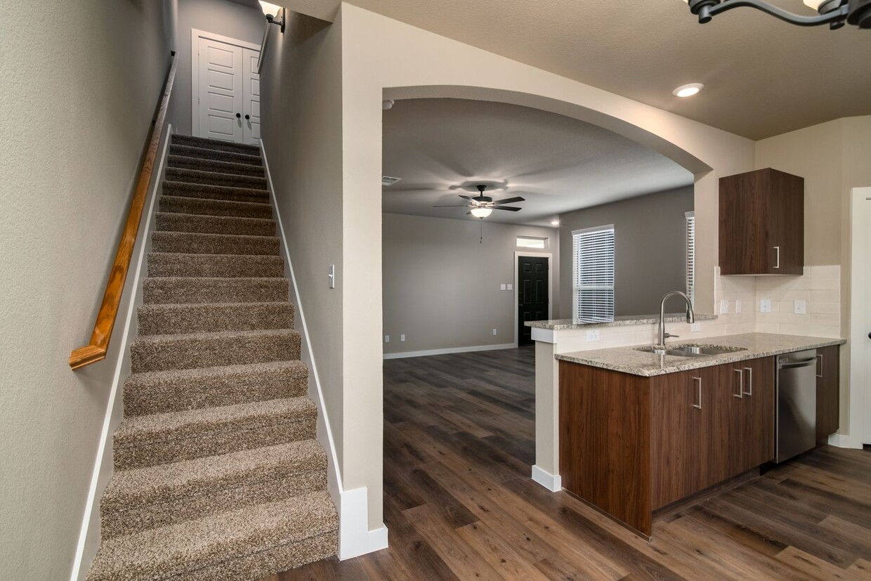 Foto principal - GORGEOUS 3 BEDROOM 2.5 BATH DUPLEX LOCATED...