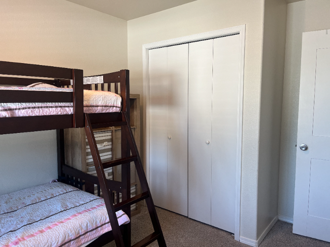 Foto del edificio - 1045 N Shannon Ln