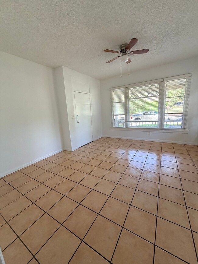 Foto del edificio - 869 Lincoln Ave