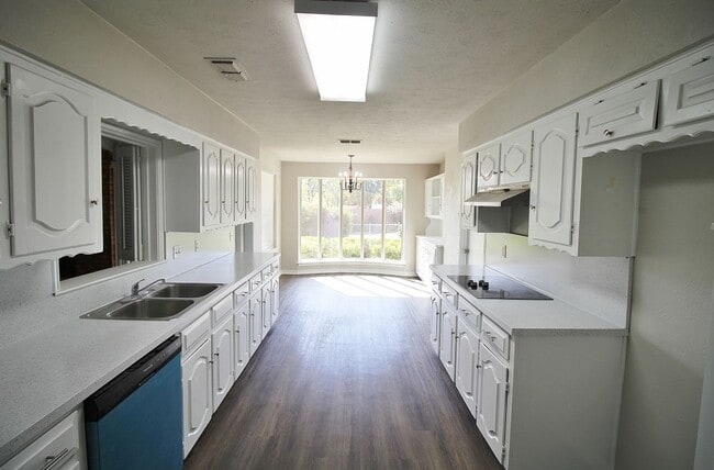 Building Photo - Lovely 4/2.5 in Dallas Ready for Move-In!