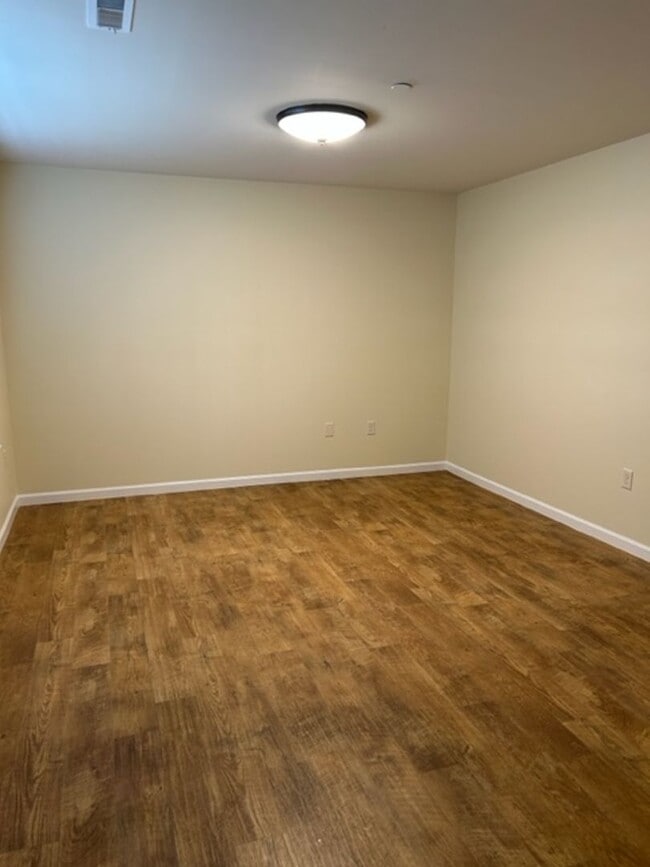 Building Photo - Like new 3 bedroom 2 1/2 bath townhouse