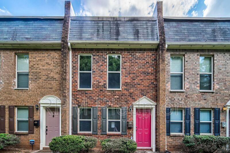 Foto principal - 225 Winding River Drive