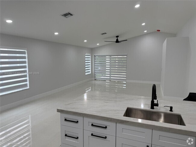 Building Photo - 1560 Canary Island Dr