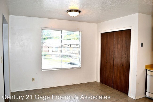 Building Photo - 221 N Pingree Ave