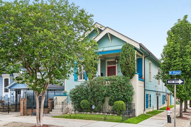 Foto del edificio - 3BD/3BA Unit on Corner Lot in Treme