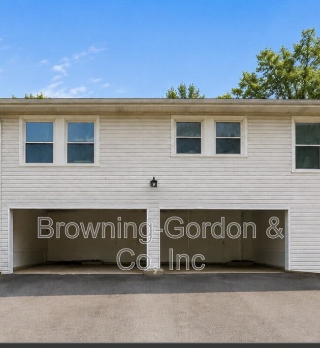 Building Photo - 810 Bellevue Rd