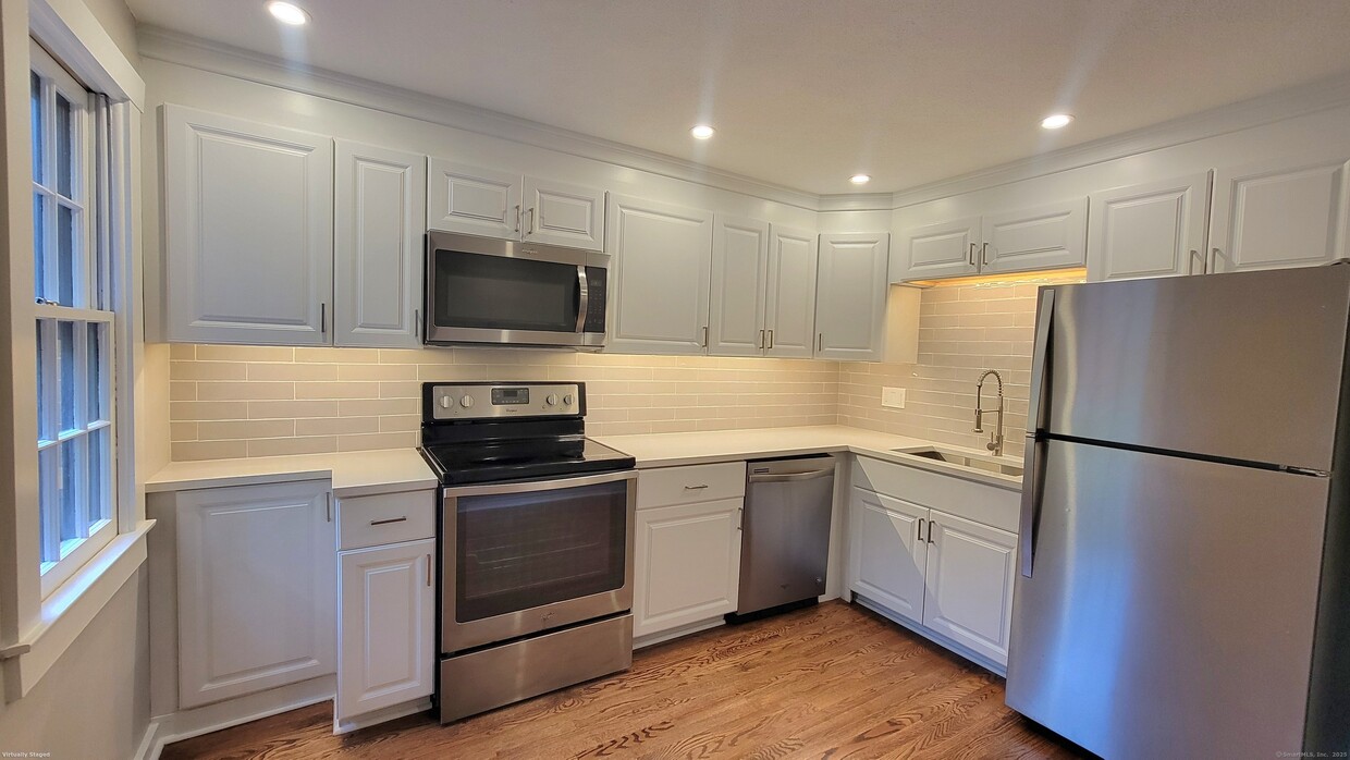 Foto principal - 239 Old Farms Rd