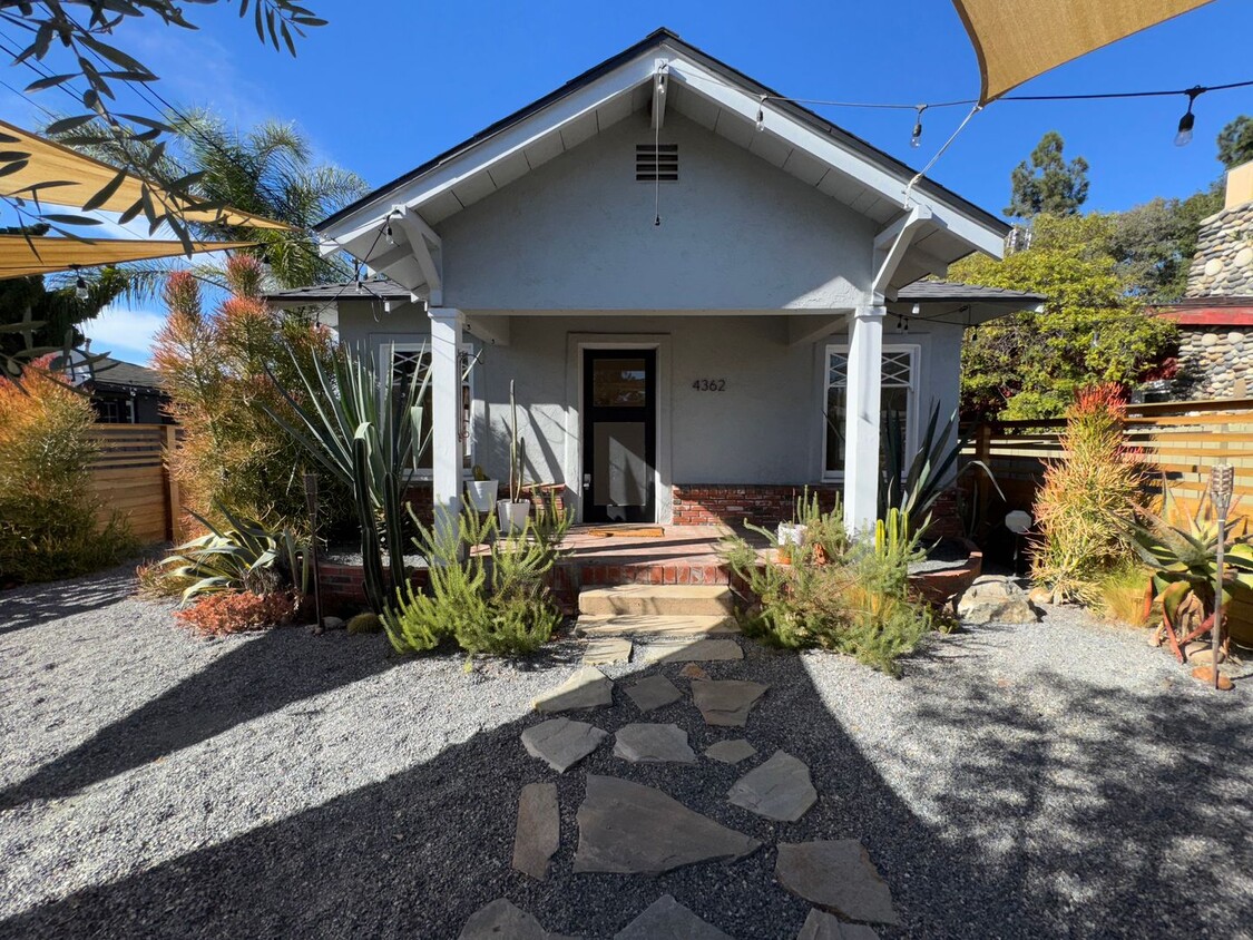 Primary Photo - Adorable 2 Bed / 1 Bath Craftsman w/ Hardw...