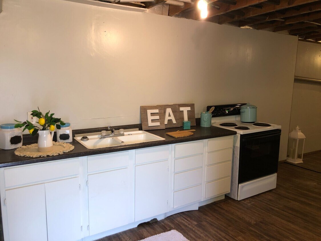 Foto principal - 1 bedroom with 1 bath with a single garage...