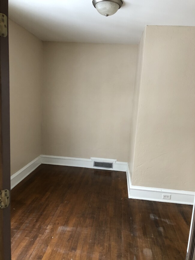 bedroom / office room - 812 Swift Ave