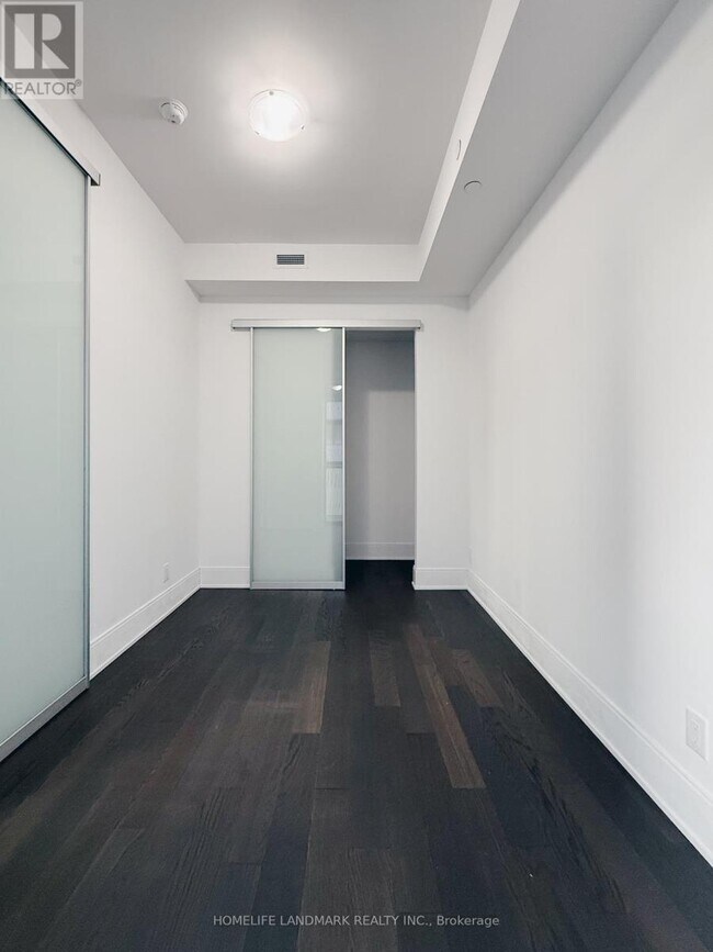 Photo du bâtiment - 50 Charles St E