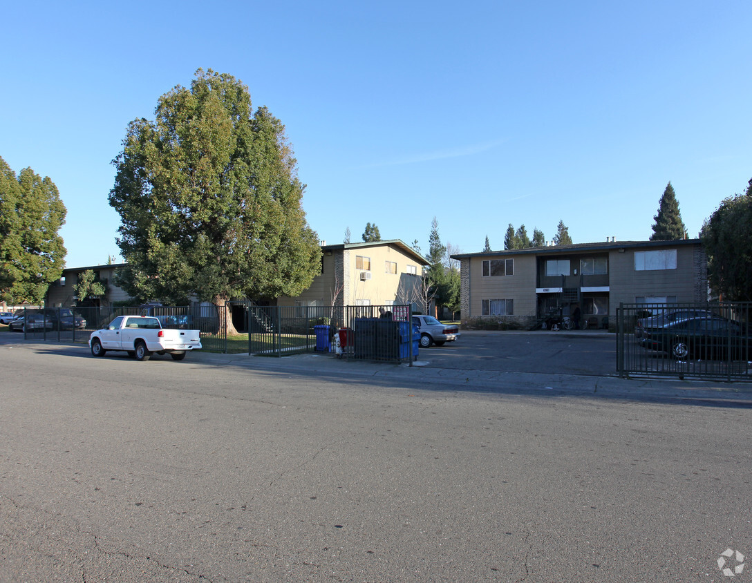 Primary Photo - La Rue Apartments