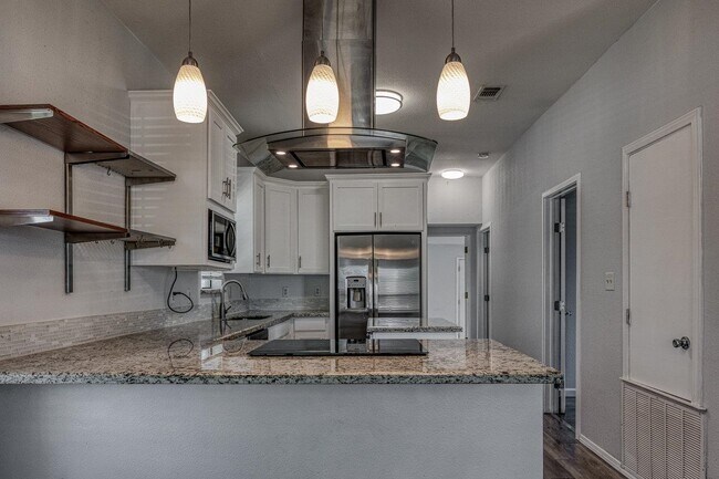 Building Photo - 905 E 3rd St