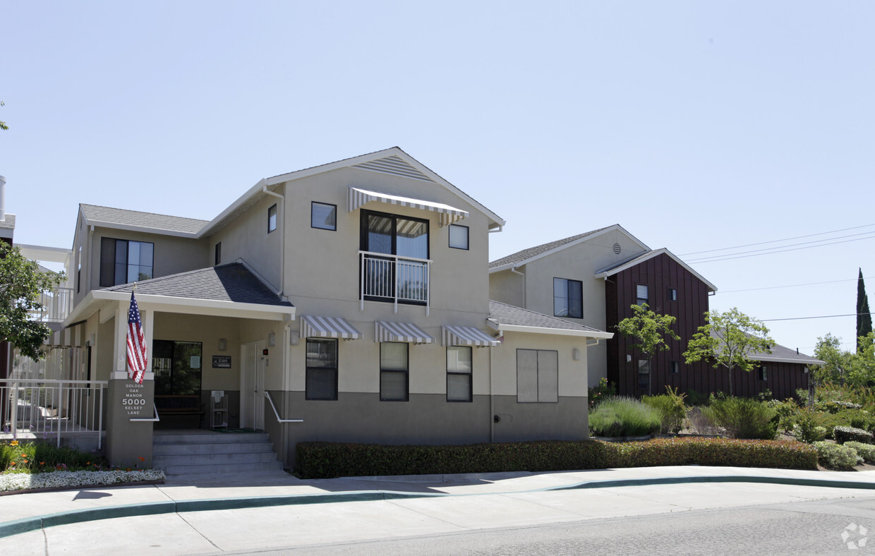 Primary Photo - Golden Oak Manor