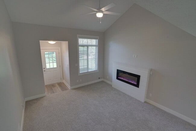 Building Photo - BEAUTIFUL End Townhome with Green Space!