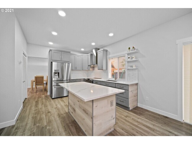 Building Photo - 4 Bedroom 2.5 Bath Home Recently Updated with Modern Finishes