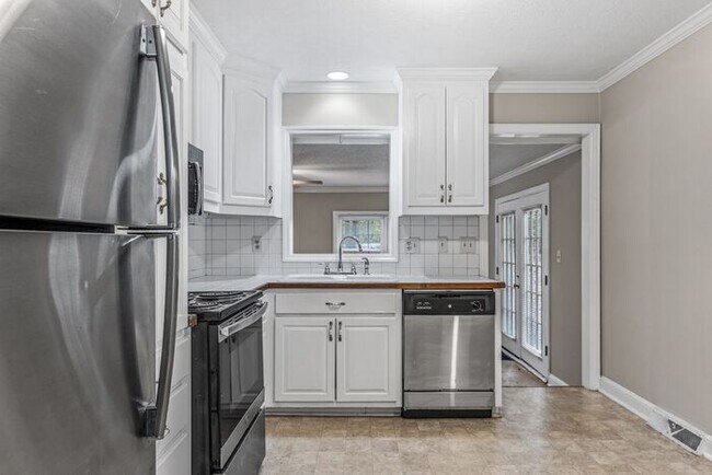 Foto del edificio - McLeansville - Minutes from Elon & Greensboro! Brick Duplex on a few Acres, Den, SS Appliances, F...