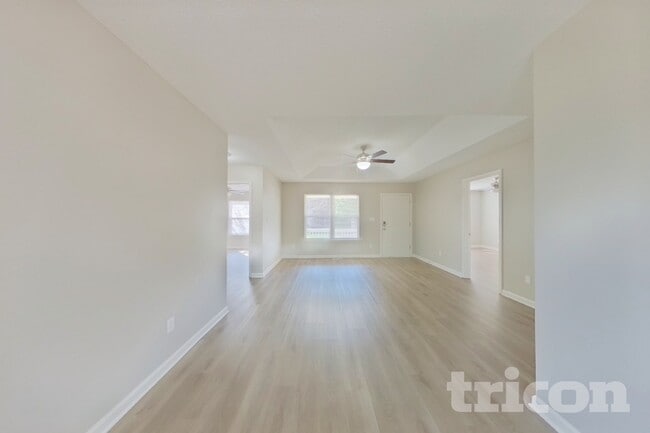Building Photo - 2425 Saluda Dr