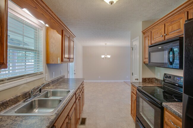 Foto del edificio - 3 Bedroom, 2 Bath Home With Fenced Back Yard!
