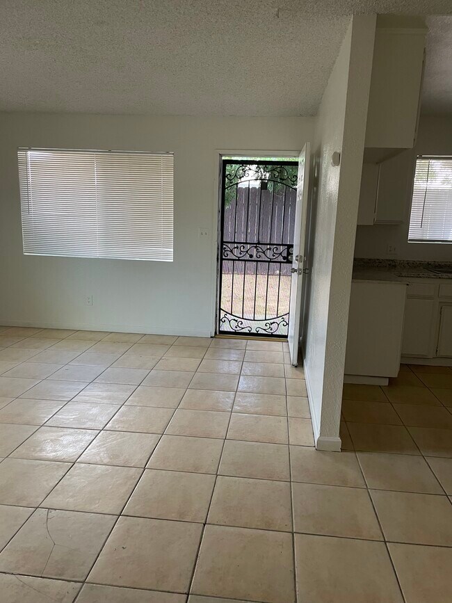 Foto del edificio - 21410 Golden Hills Blvd