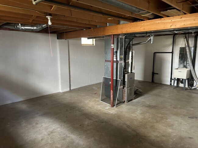 Building Photo - 3 bedroom 1 bath house for rent