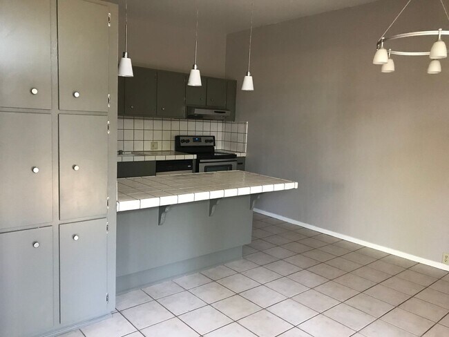 Building Photo - Lovely 3 bedroom 2 bath home