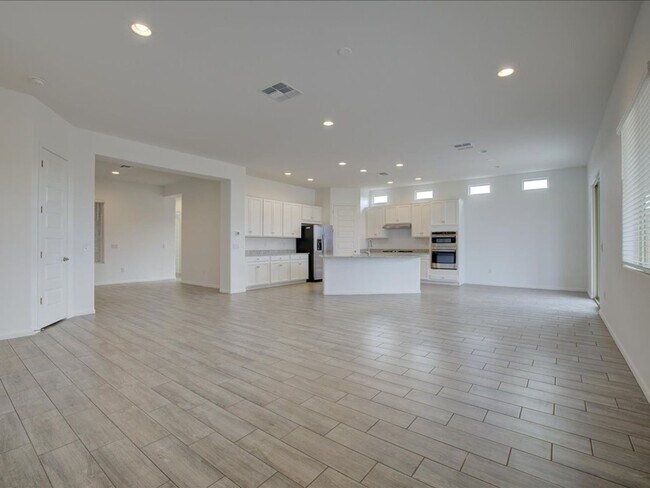Building Photo - 4 bedroom, 2 Bathroom