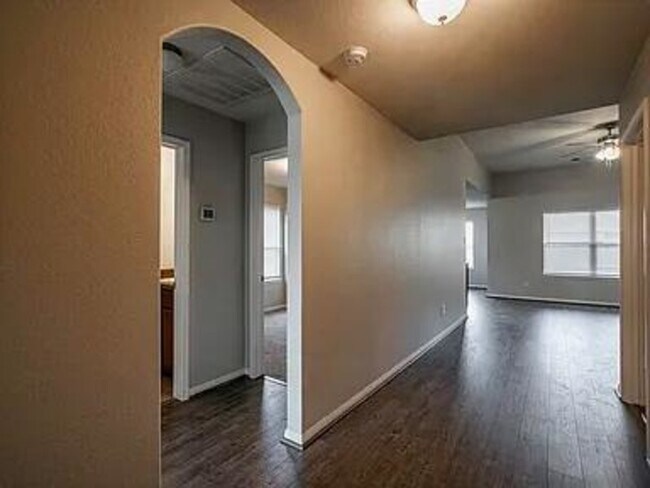 Foto del edificio - 976 Lake View Cir W