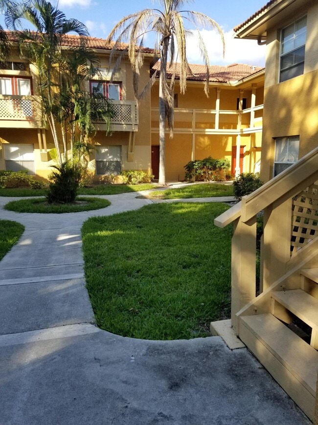Building Photo - 4887 Via Palm Lakes Via