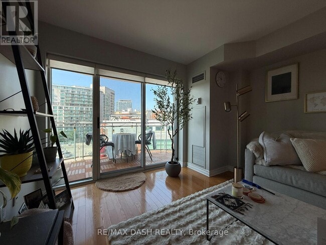 Building Photo - 600-600 Queens Quay W
