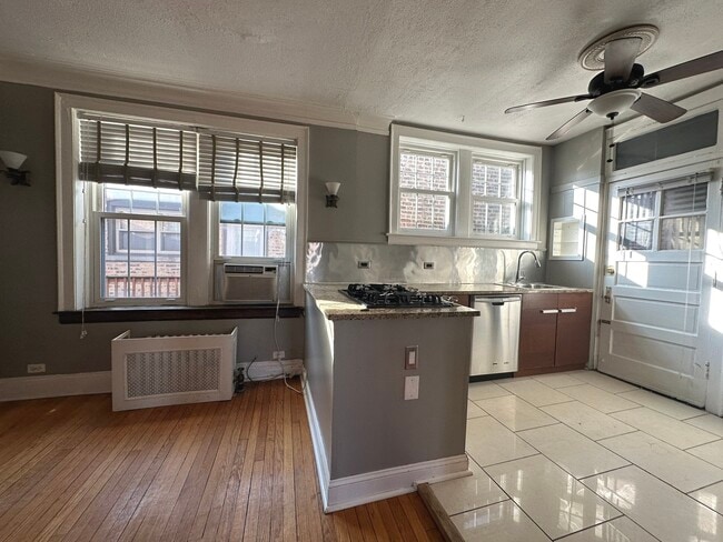 Building Photo - 1354 W Greenleaf Ave