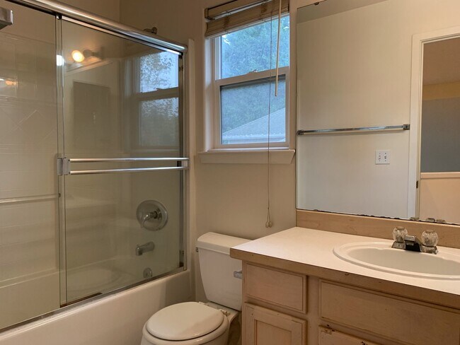 Building Photo - Beautiful 4BR Home | Cul-de-Sac Setting | Prime Bellevue Location
