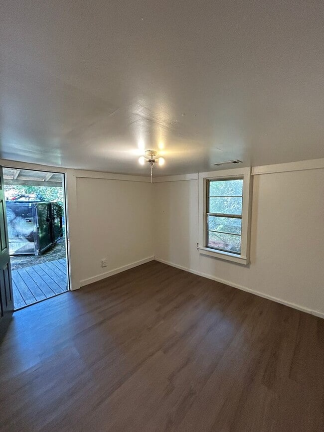 Building Photo - 1,200.00 MOVE-IN-SPECIAL
