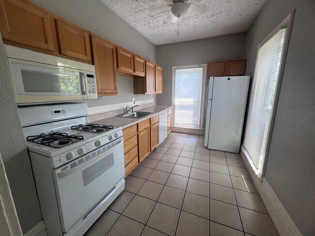 Foto del edificio - Adorable and Spacious Upper One Bedroom on...