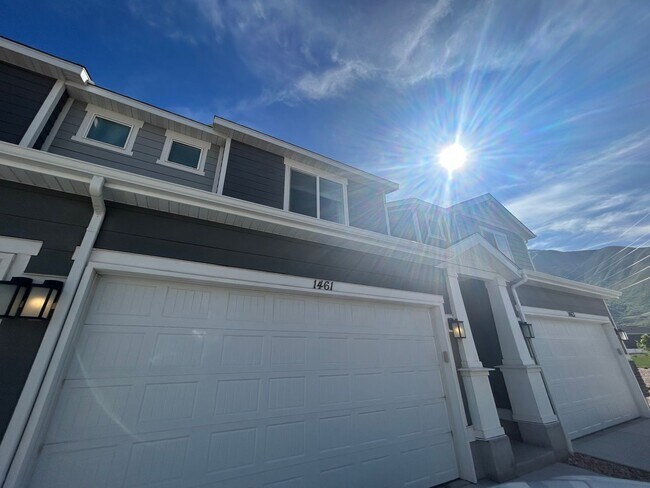 Building Photo - 3 Bedroom 2.5 Bathroom Townhome in Spanish...