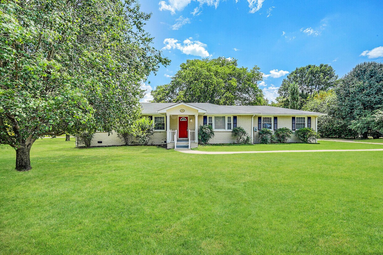 1098 Lakeshore Dr House Rental in Gallatin, TN