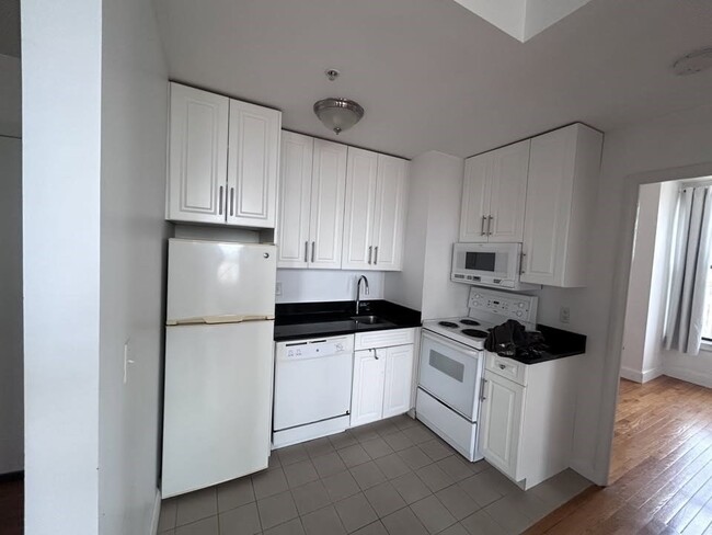 Building Photo - 483 Beacon St