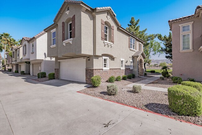 Foto del edificio - Newly updated townhouse with 2 car garage!