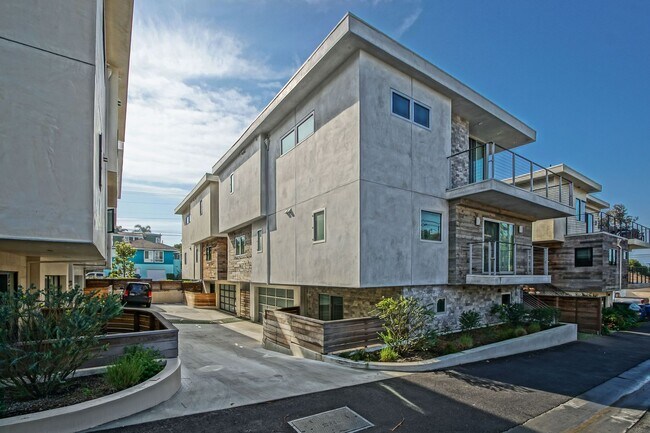 Foto del edificio - NEWER, LUXURIOUS & MODERN, 2920 SQ FT HOME W/ HIGH END DETAILS, AMAZING DECK/BALCONY SPACE, 2-CAR...