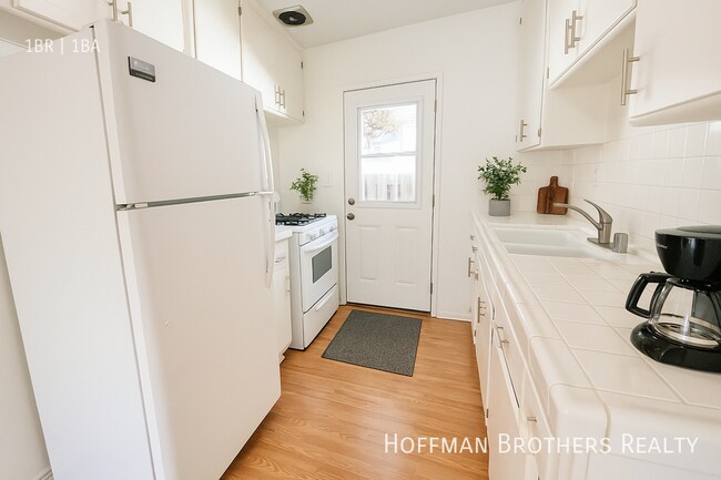 Foto del edificio - 1830 N La Brea Ave