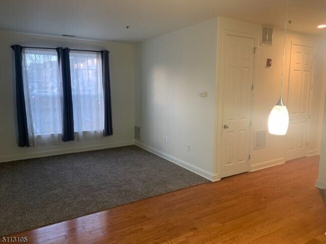 Building Photo - 303 Rainbow Way